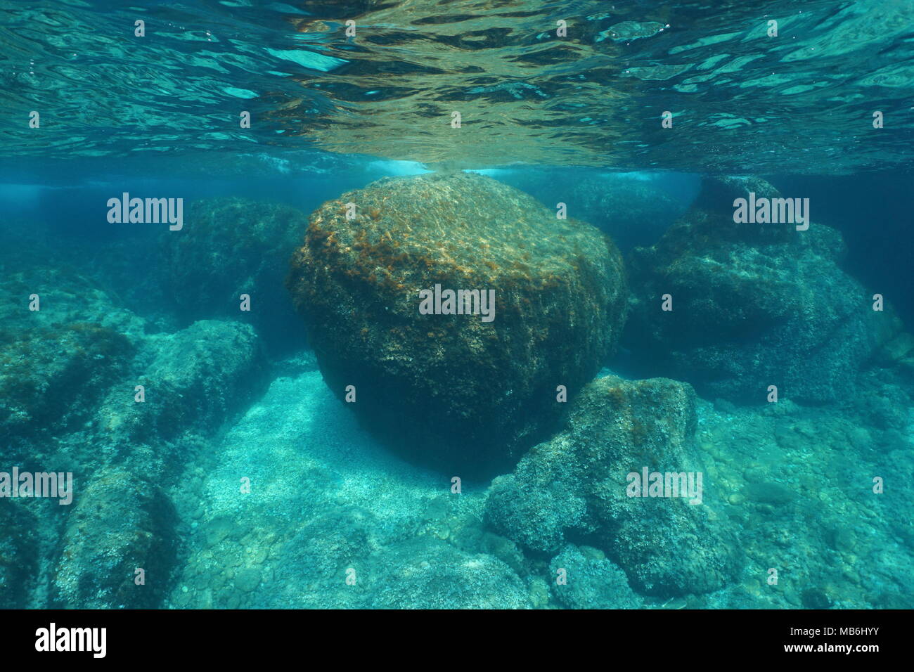 Seascape gros rocher sous-marin ci-dessous surface de l'eau dans la mer Méditerranée, Costa Brava, Cap de Creus, Catalogne, Espagne Banque D'Images