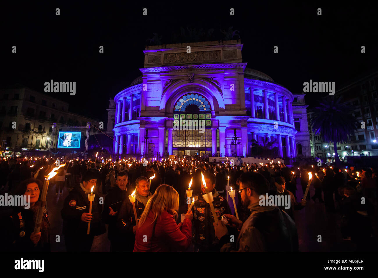 Le théâtre Politeama est allumé en bleu pour marquer la Journée mondiale de sensibilisation à l'autisme le 6 avril, 2018 à Palerme, Italie. Banque D'Images