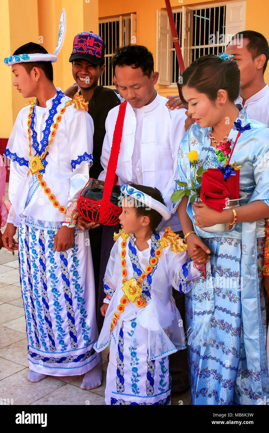 Traditionnels La Prennent À Costumes Les Cérémonie Gens Qui En Part PukZXi