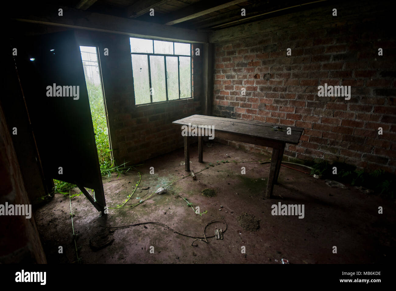 Une ferme abandonnée en Equateur, les occupants ont depuis longtemps quitté et il se tient là tout à fait lentement inhabitées ont été remis par la nature. Banque D'Images