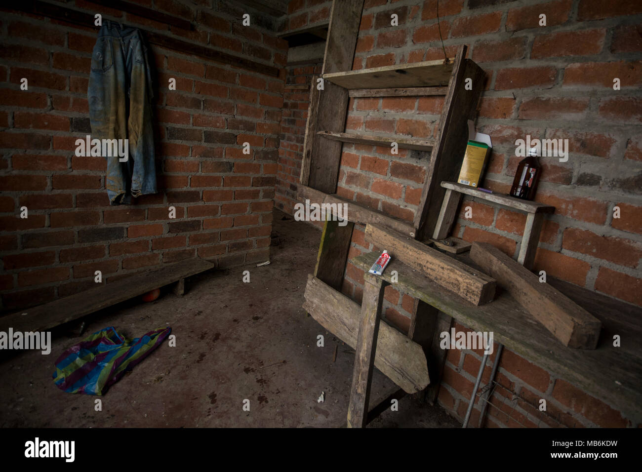 Une ferme abandonnée en Equateur, les occupants ont depuis longtemps quitté et il se tient là tout à fait lentement inhabitées ont été remis par la nature. Banque D'Images