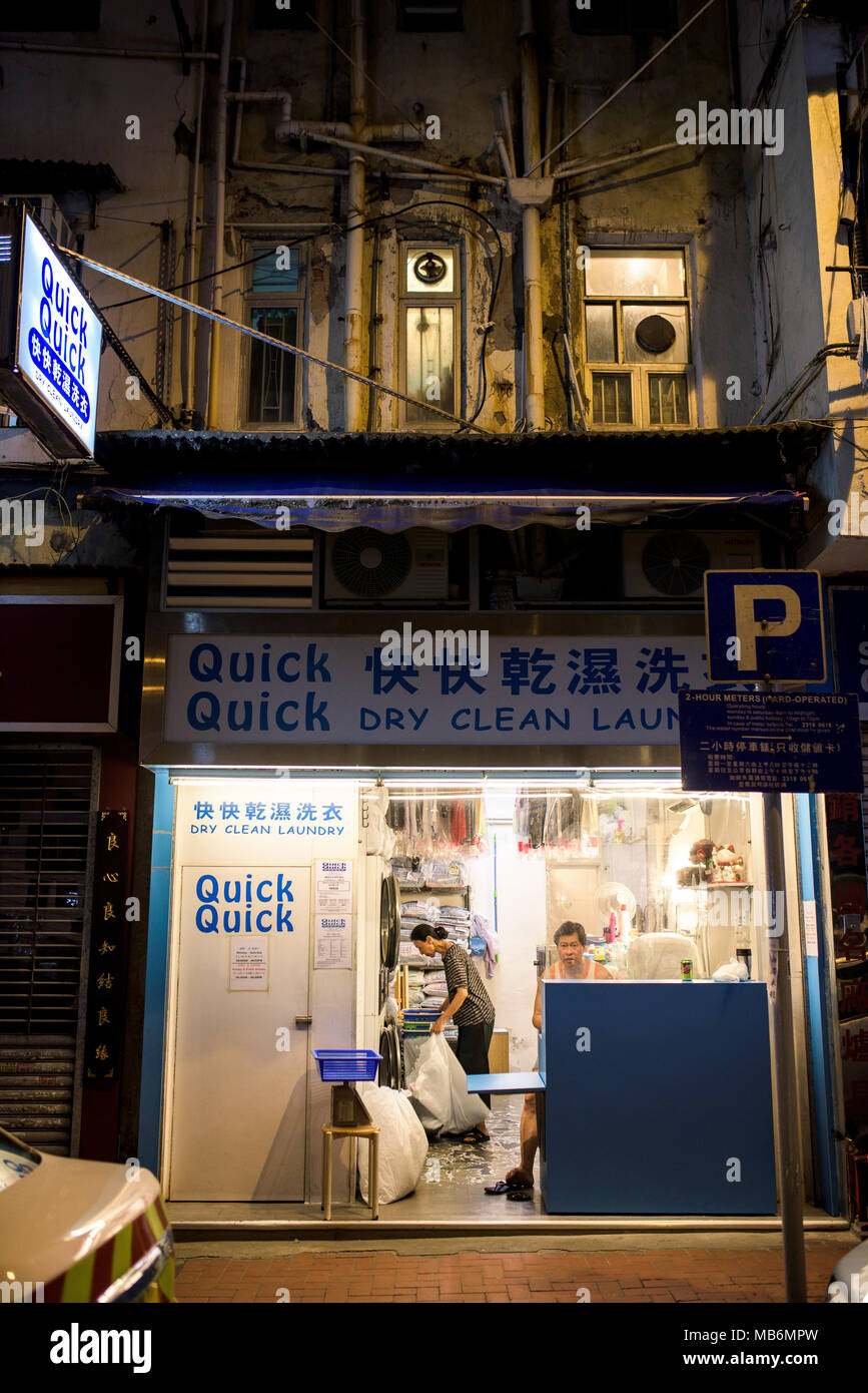 Nettoyage à Sec boutique sur les rues de Hong Kong at night Banque D'Images