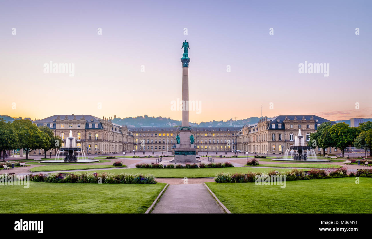 Schlossplatz Stuttgart le matin, vue symétrique du Königsbau avec Jubiläumssäule et le nouveau palais (Neues Schloss) dans l'arrière-plan. Banque D'Images