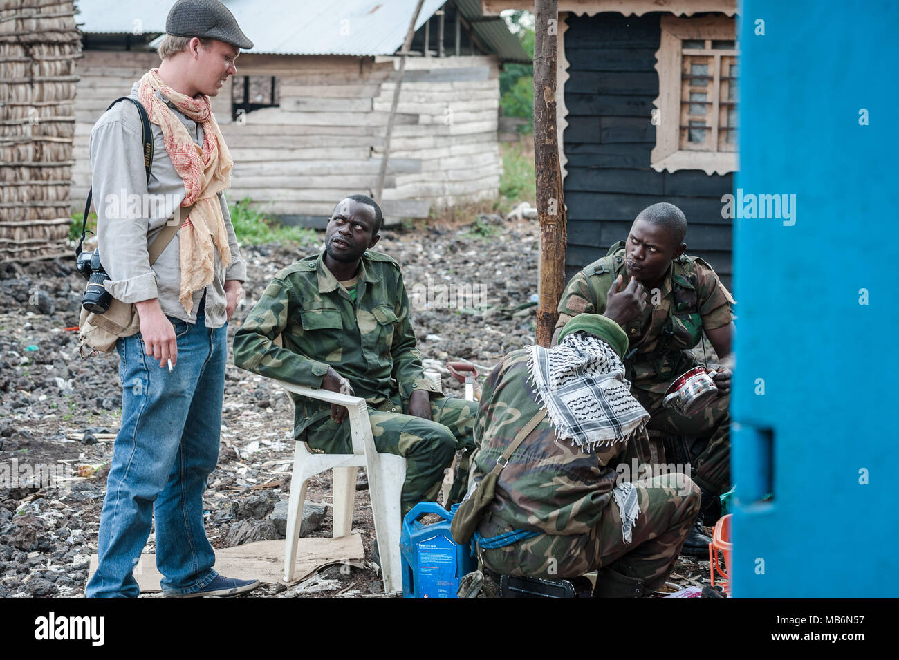 Journaliste Joseph Kay parle avec des soldats en première ligne durant le conflit avec les milices rwandaises soutenues M23 Banque D'Images