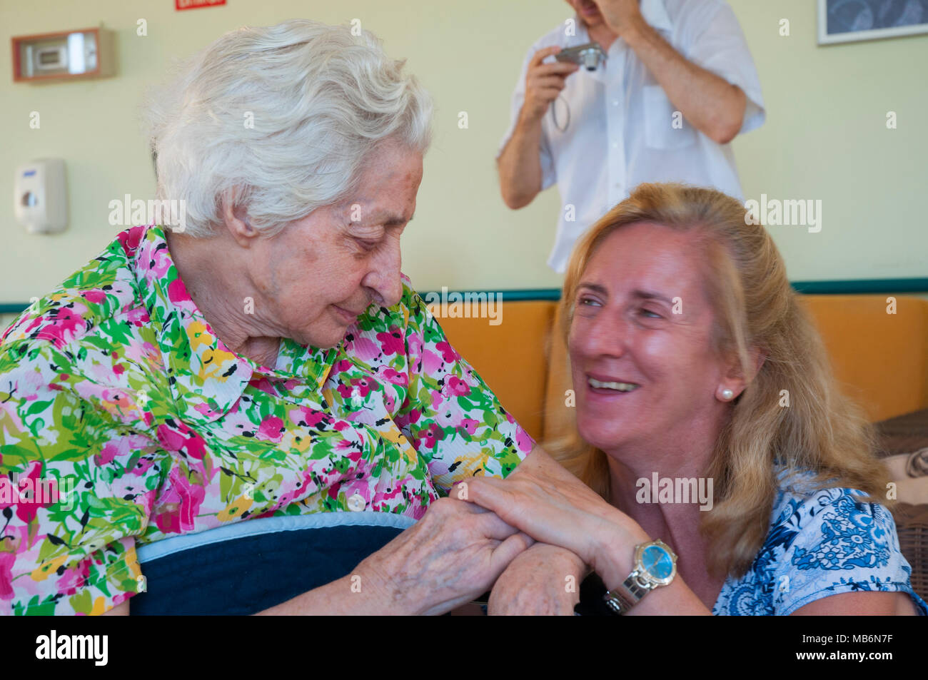Vieille dame et mature woman looking at each other and smiling. Banque D'Images