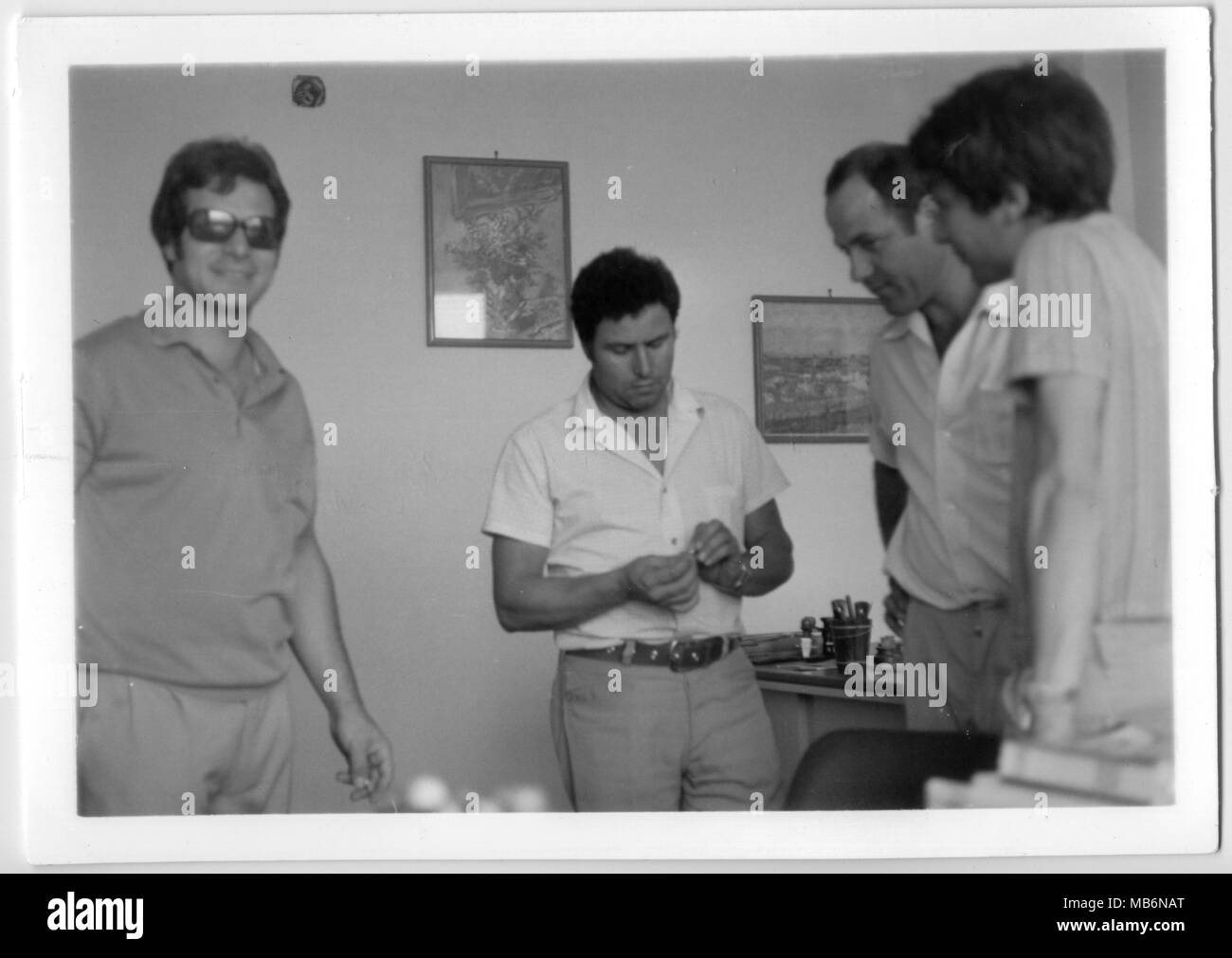 Groupe de travailleurs dans un vieux bureau italien tout en participant à une réunion. Le noir et blanc des années 1970. Italie Banque D'Images