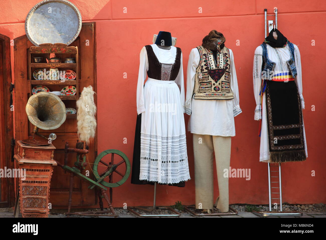Costumes traditionnels roumains sur des cintres, Sighisoara, Roumanie Banque D'Images