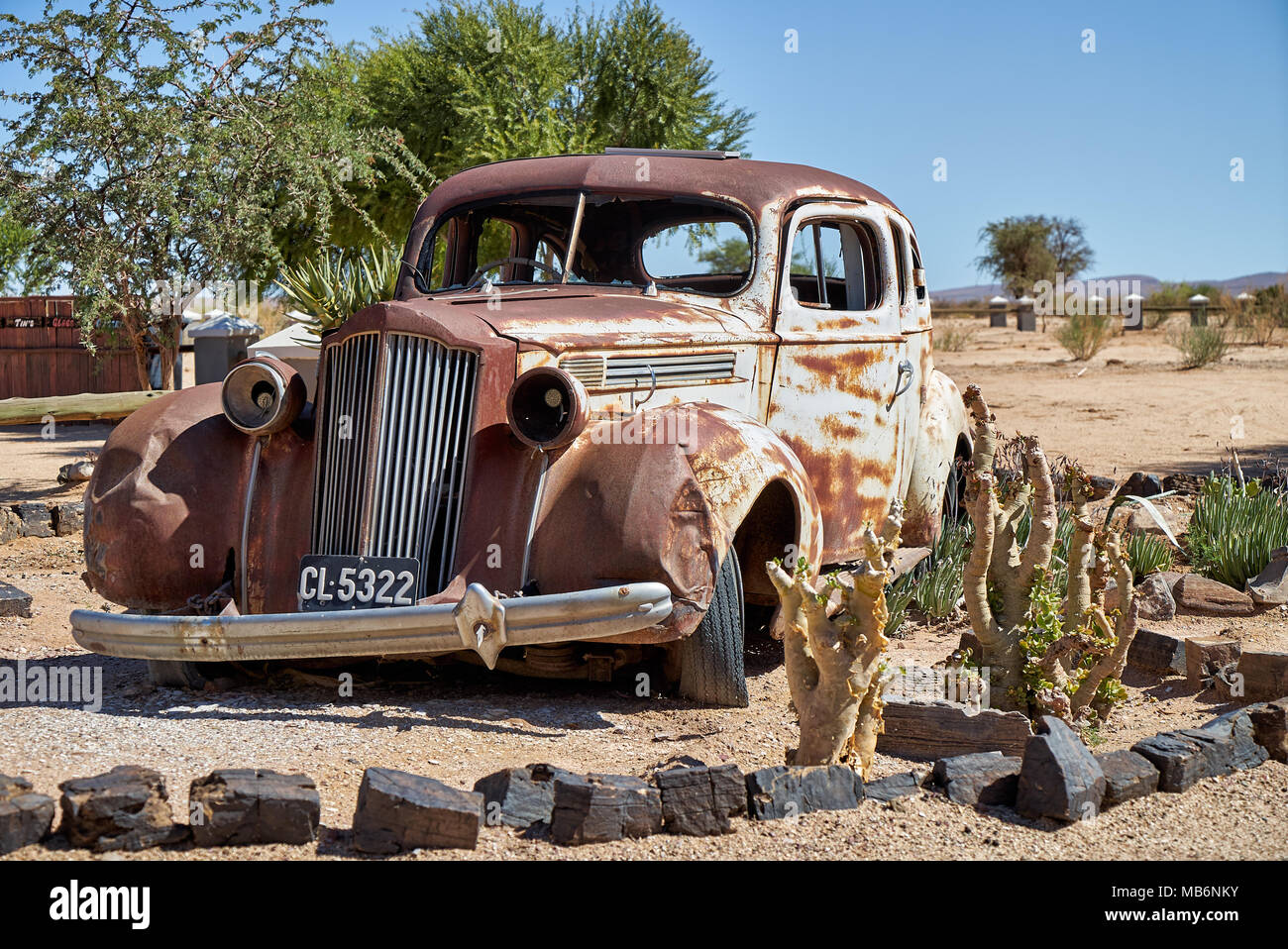 Rusty classic car comme décoration dans Canyon Road House, Namibie, Afrique Banque D'Images