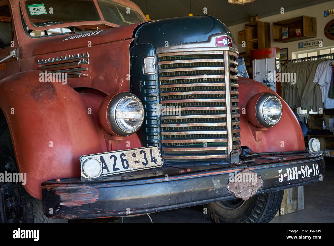 Rusty classic car comme décoration dans Canyon Road House, Namibie, Afrique Banque D'Images