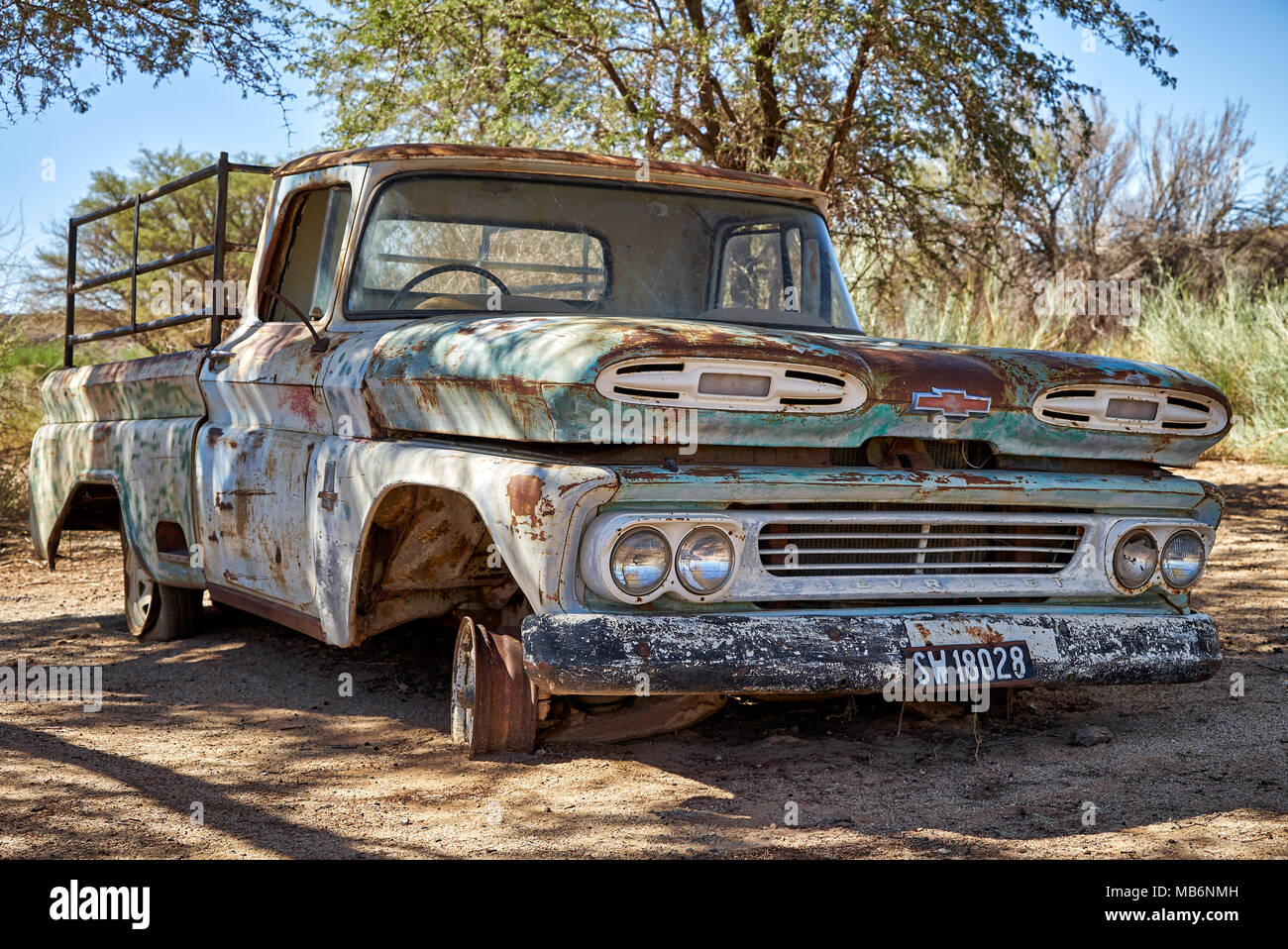 Rusty classic car comme décoration dans Canyon Road House, Namibie, Afrique Banque D'Images