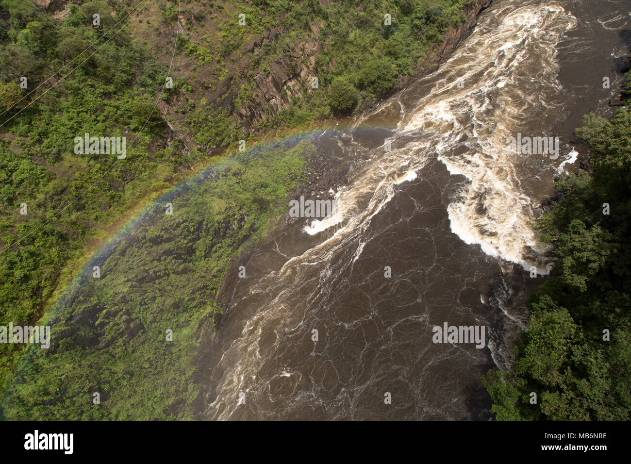 Rainbow vu de pont de Victoria Falls, à la frontière du Zimbabwe et de la Zambie. Le pont enjambe le fleuve Zambèze. Banque D'Images