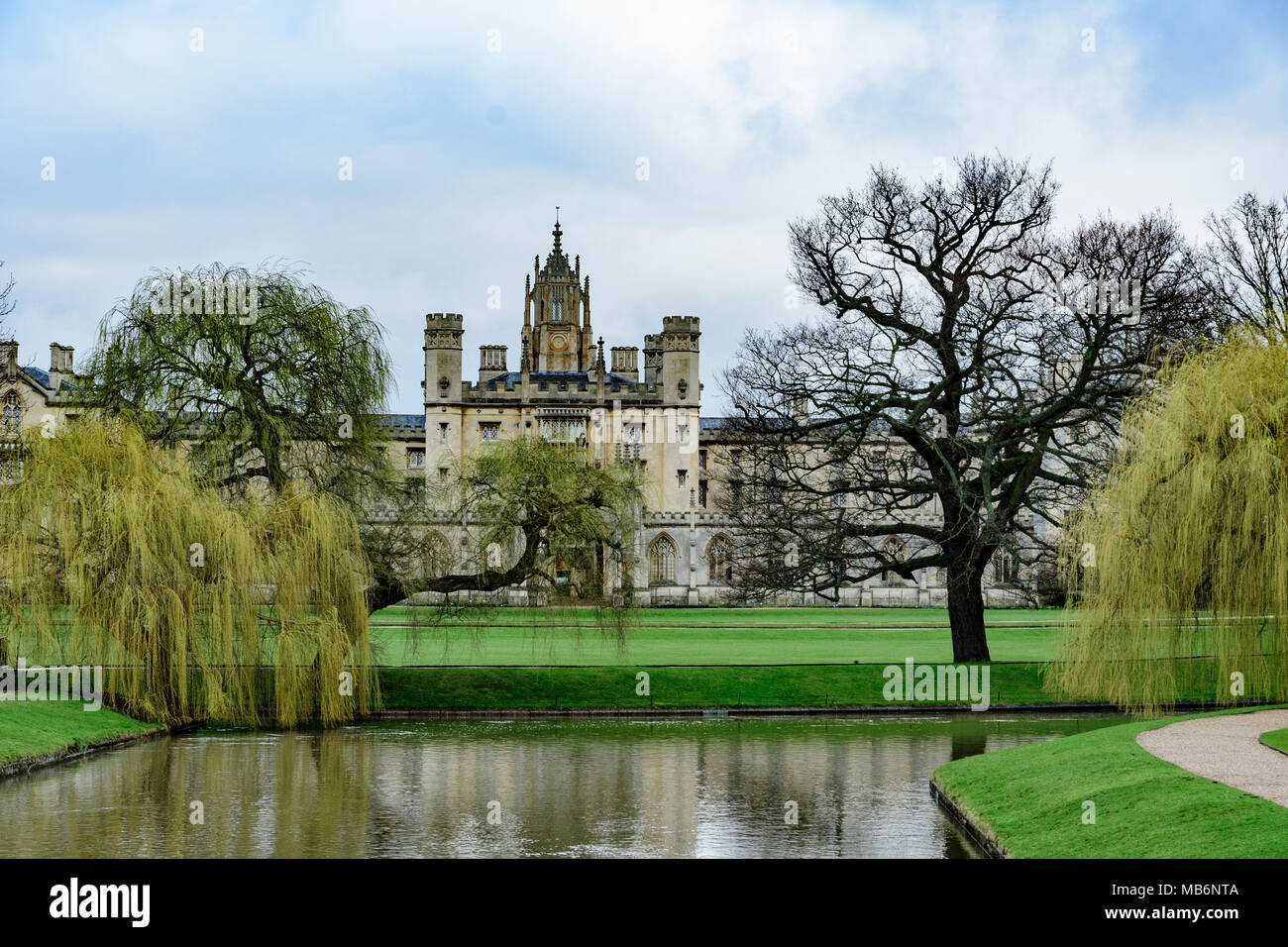 St John's College et prairie avec arbres et rivière Cam, Cambridge, Angleterre Banque D'Images