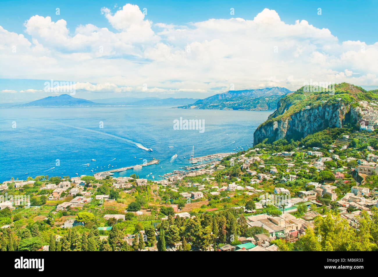 Belle vue aérienne du port de Marina Grande, bateaux et maisons sur l'île de Capri, avec le Vésuve en arrière-plan sur journée ensoleillée Banque D'Images
