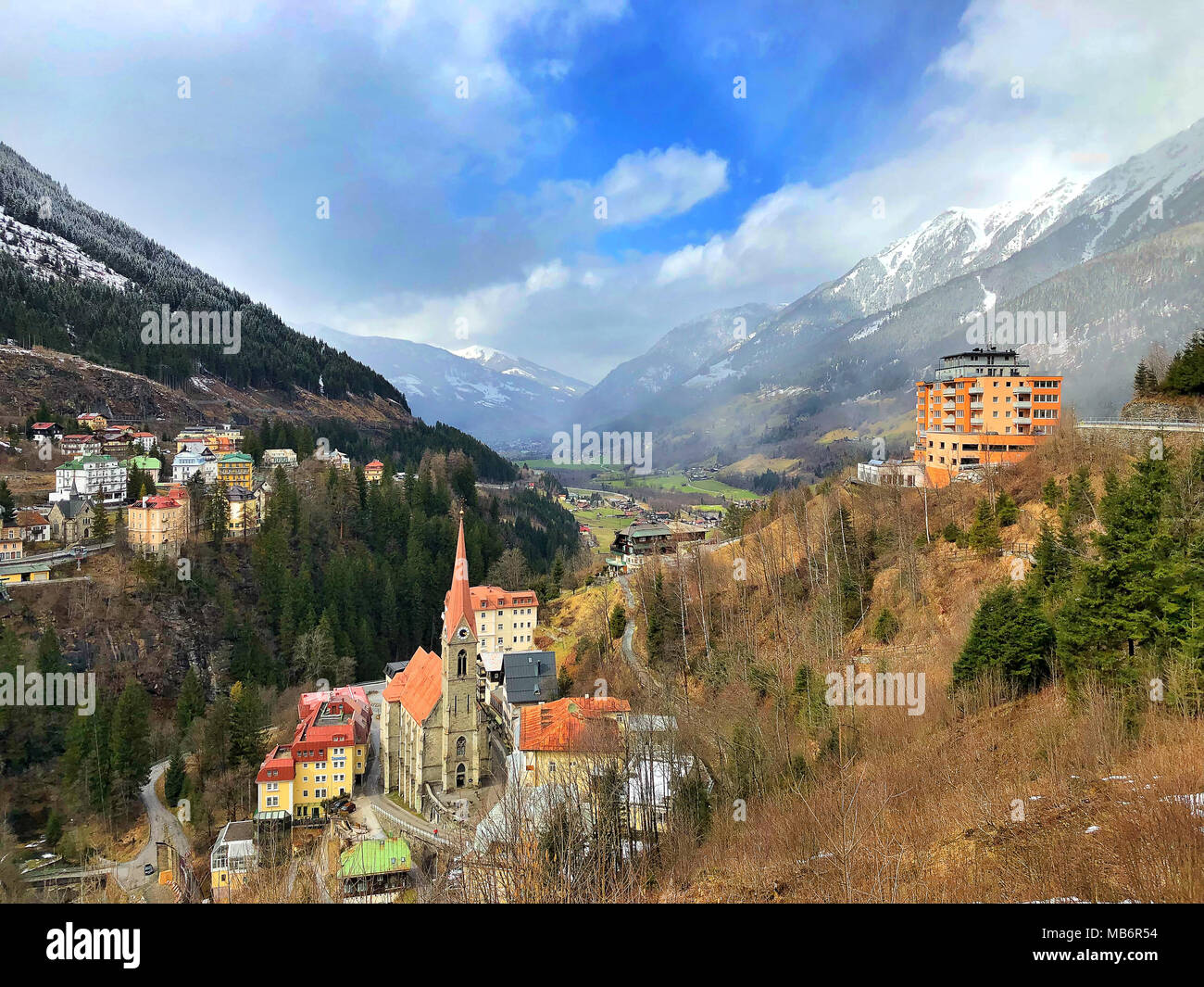 Bad Gastein au printemps. C'est une ville autrichienne de ski et spa dans le Haut Tauern montagnes au sud de Salzbourg. Banque D'Images