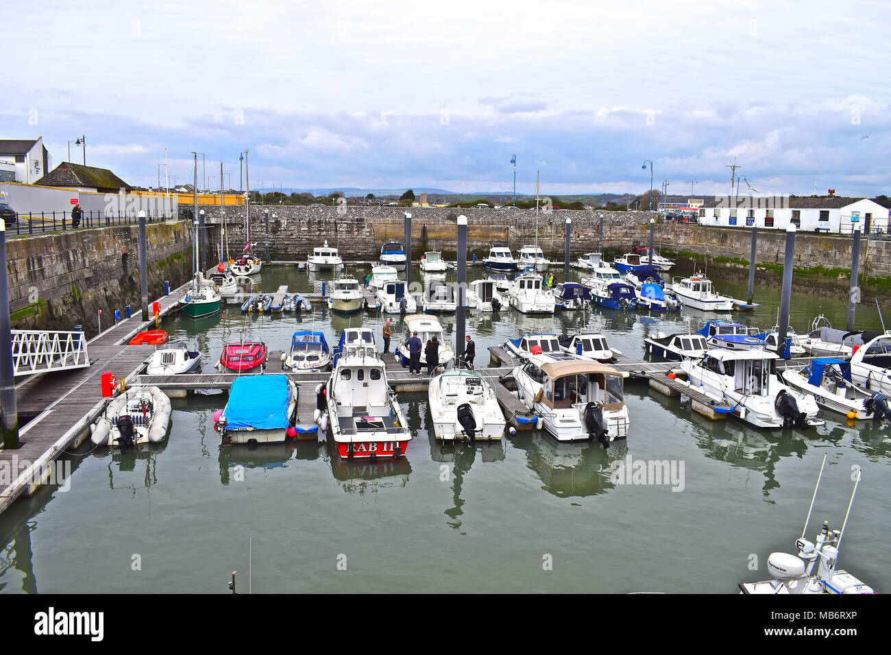 Un assortiment de principalement de plaisance amarrés en toute sécurité dans le récent Marina Porthcawl, Galles du Sud. Anciennement partie de l'ancien docks/ port. Banque D'Images