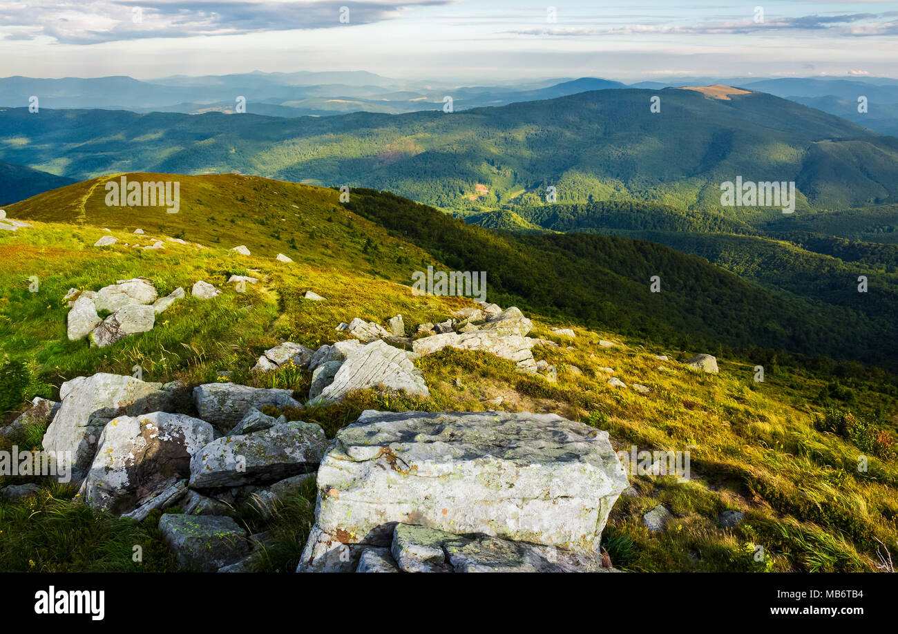 Belle vue des Carpates en elevant vers la lumière. les couleurs magnifiques de l'été dans les montagnes du paysage sur un jour nuageux observé depuis le haut d'une colline. loc Banque D'Images