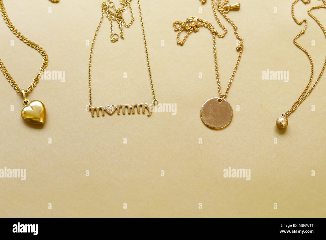 Des chaînes en or Colliers avec Pendentifs Banque D'Images