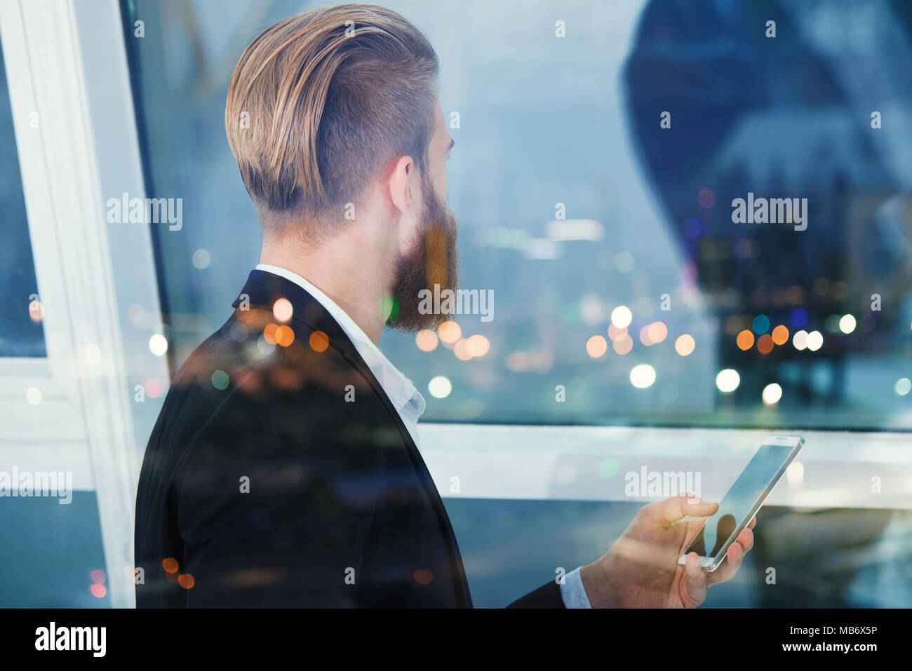 Businessman semble bien pour l'avenir dans la nuit. Concept de l'innovation et de démarrage Banque D'Images