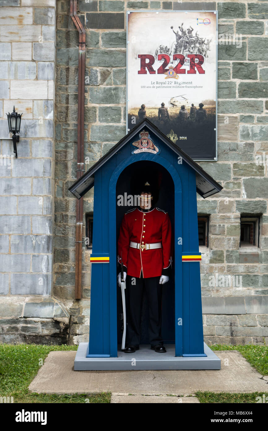 Un soldat du Royal 22e Régiment (R22R) gardiennage La Citadelle en uniforme de la maison reminscent Guards de Buckingham Palace à Londres. Ils sont t Banque D'Images