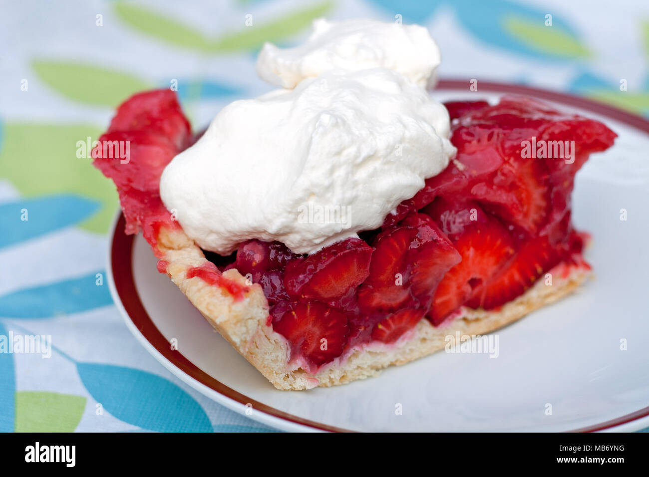 Tranche de tarte aux fraises avec de la crème fouettée Banque D'Images