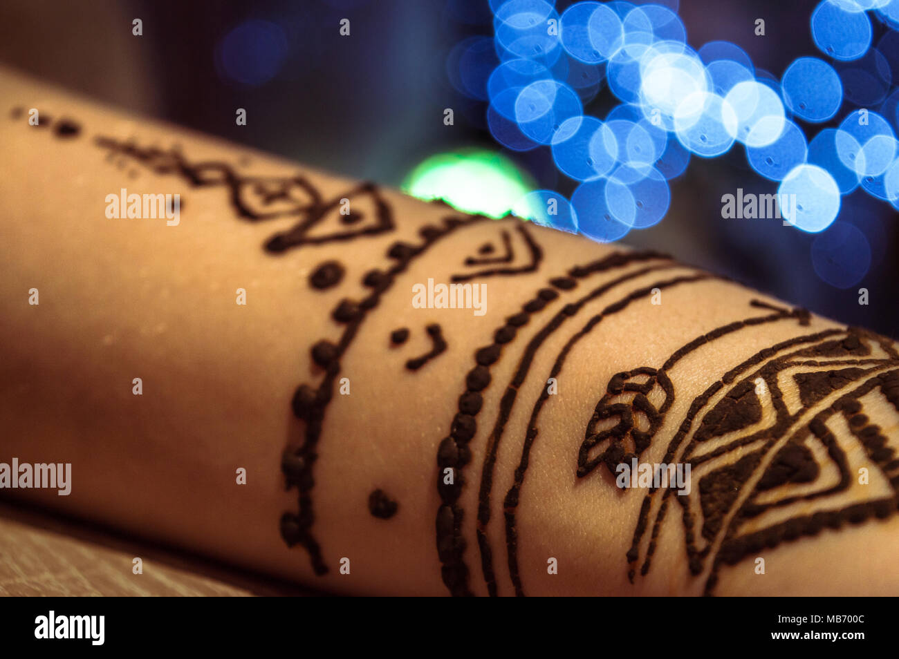 Close up d'un dessin à la main, faux tatouage au henné peinture Banque D'Images