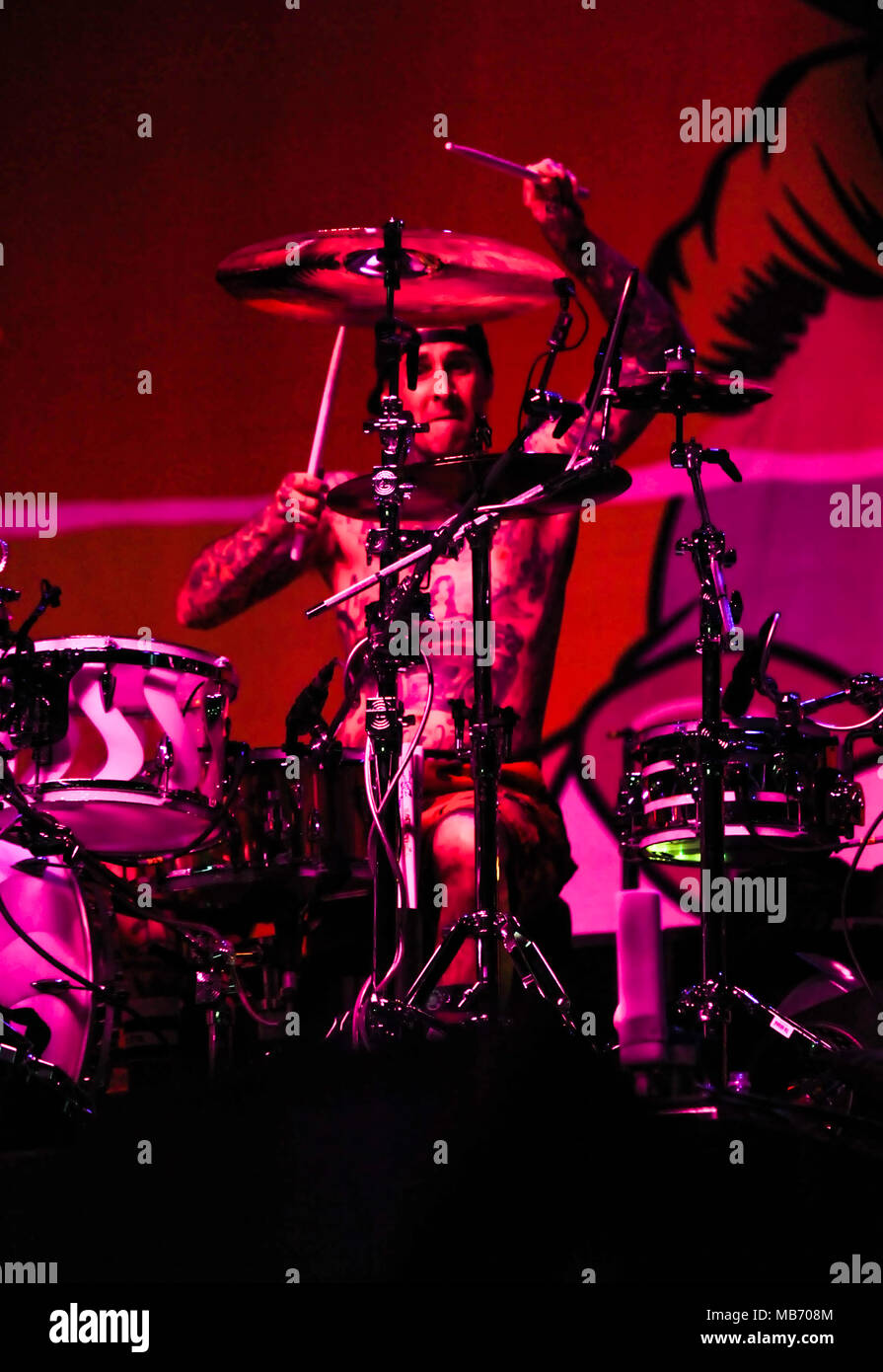 Costa Mesa, Californie, le 17 mars 2018 - Travis Barker sur scène avec Blink-182 à Musink Tattoo - Festival de musique et de Crédit de photo : Ken Howard/Alamy Banque D'Images Costa Mesa, Californie, le 17 mars 2018 - Travis Barker sur scène avec Blink-182 à Musink Tattoo - Festival de musique et de Crédit de photo : Ken Howard/Alamy Banque D'Images