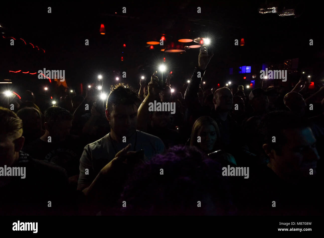 Las Vegas, Nevada, le 7 avril 2018 - L'audience avec éclairage du téléphone cellulaire Jean 5 show à Vamp avait la musique Rock Bar à Las Vegas, Nevada Banque D'Images