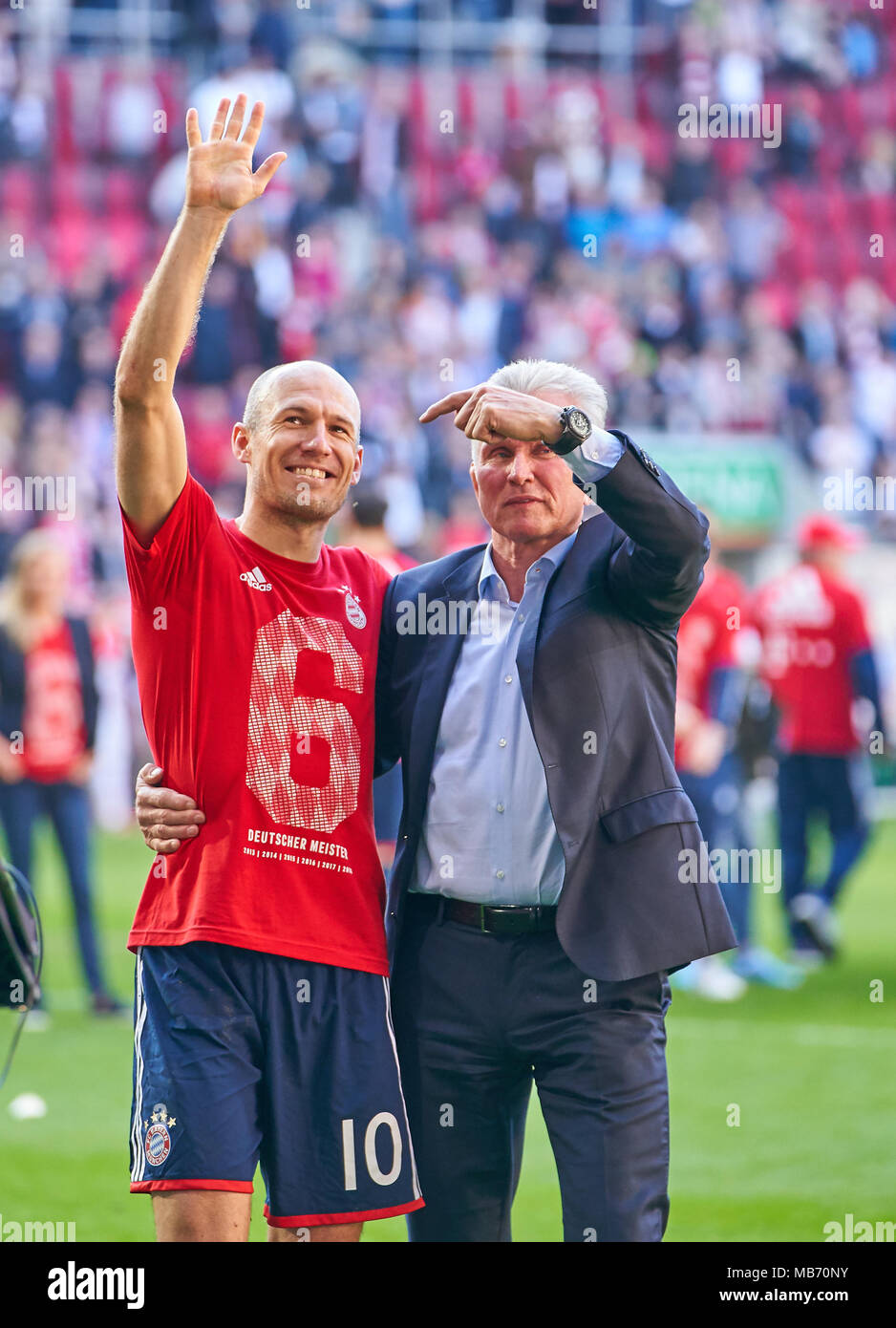 Football FC Bayern Munich, Munich, le 07 avril 2018 coach Jupp HEYNCKES (FCB) célébration avec Arjen Robben, FCB 10 FC AUGSBURG - FC BAYERN MUNICH 1-4 1.ligue de soccer allemand , Augsburg, Avril 07, 2018, saison 2017-2018 © Peter Schatz / Alamy Live News Banque D'Images