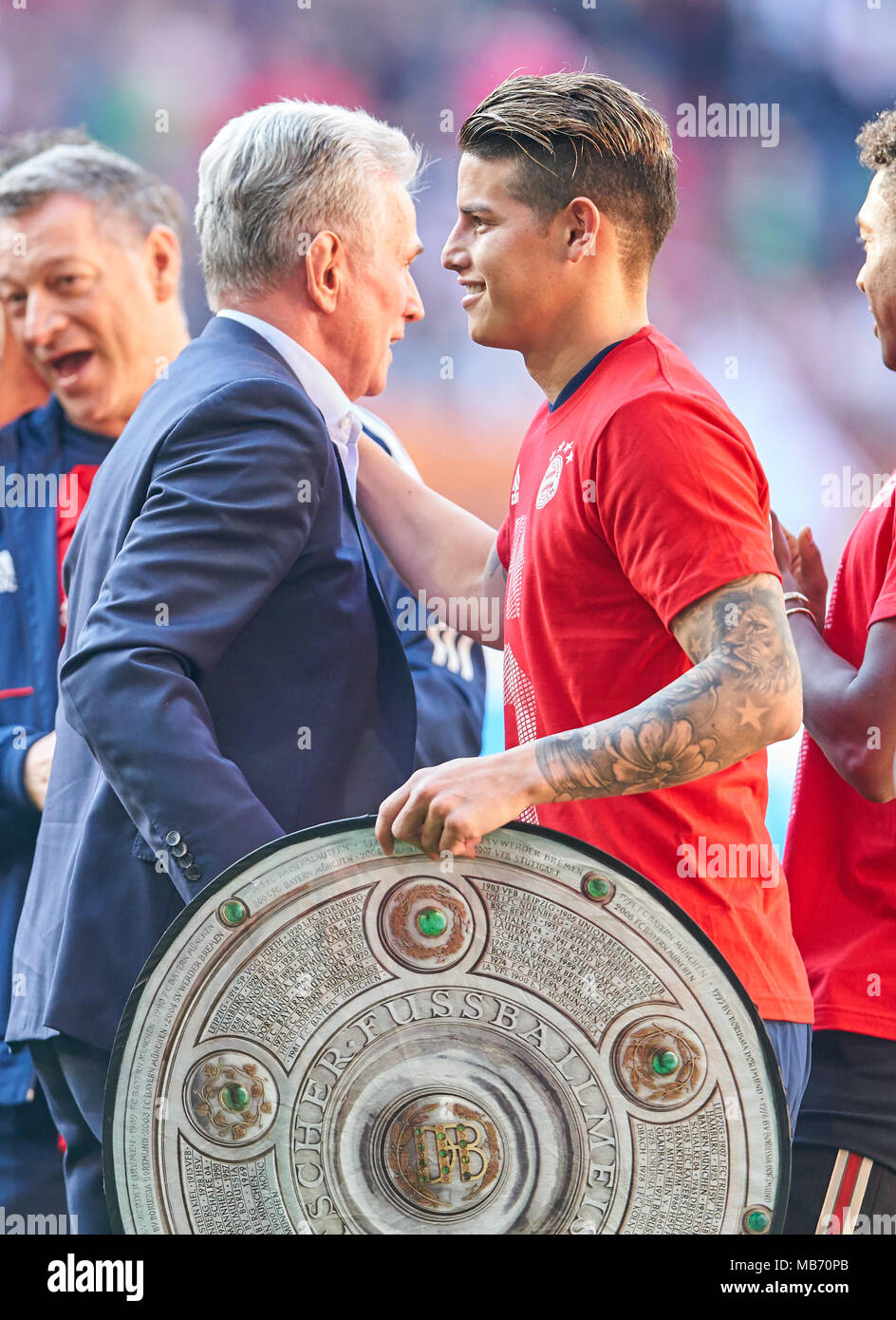 Football FC Bayern Munich, Munich, le 07 avril 2018 Coach Jupp HEYNCKES (FCB) célébration avec James RODRIGUEZ, FCB 11 trophy FC AUGSBURG - FC BAYERN MUNICH 1-4 1.ligue de soccer allemand , Augsburg, Avril 07, 2018, saison 2017-2018 © Peter Schatz / Alamy Live News Banque D'Images