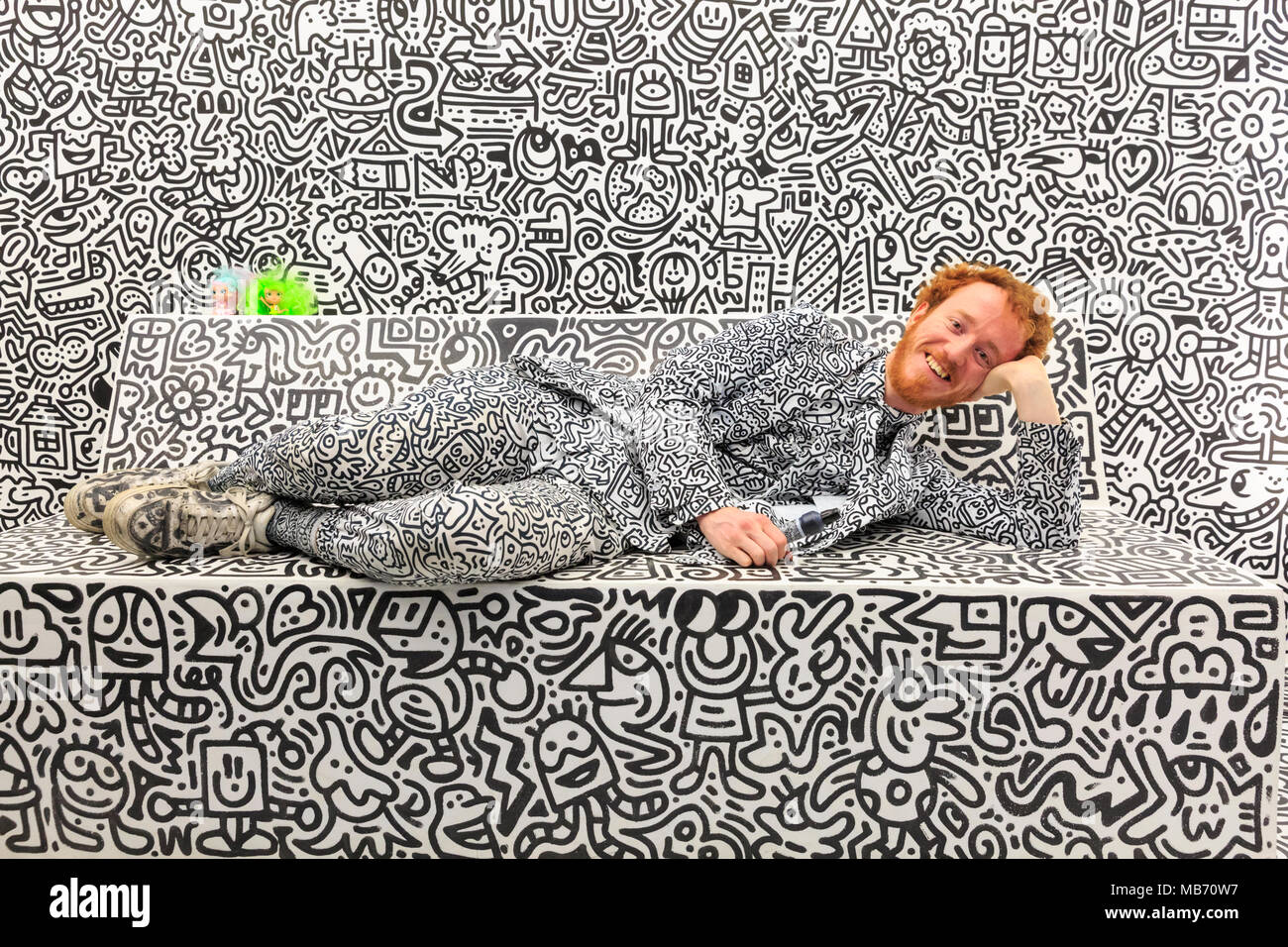 Exchange Square, Londres, 7 avril 2018. L'artiste Sam Cox, portrait, connu sous le nom de 'Mr. Doodle', souriant. M. Doodle pose avec ses dessins dans la « salle Doodle ». Les visiteurs et les amateurs d'art se amuseront à explorer l'exposition d'art « le sens de l'espace » et les installations d'Exchange Square, Broadgate, Londres, Angleterre, qui se tiendra jusqu'au 18 mai. Le sens de l'espace dispose de quatre chambres dans l'ensemble, conçues pour activer les différents sens. Crédit : Imagetraceur Banque D'Images