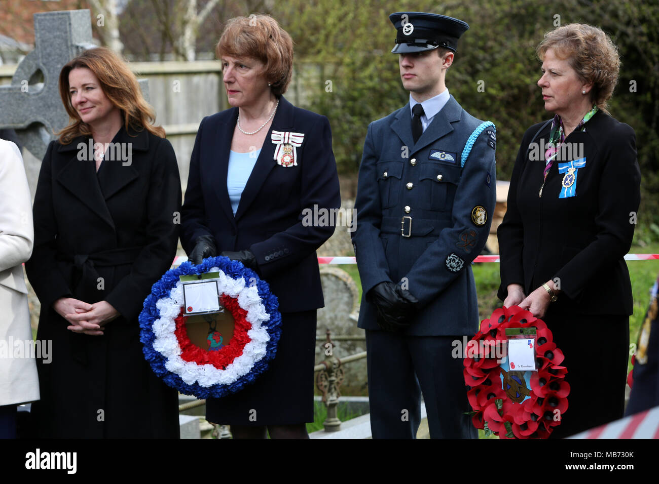 Oving, (près de Chichester), West Sussex, UK. 7 avril 2018. RAF Centennial Memorial Service au trois aviateurs de 92 Squadron RAF tués lors d'un accident d'avion le 7 avril 1918. Plus sur les trois aviateurs : un Sopwith Pup était piloté par un pilote américain, 2e Lt Victor Raleigh Craigie de Boston, Massachusetts. Le capitaine Norman Angleterre de Streatham à Londres aussi est mort en même temps que le troisième pilote 2e Lt Clifford Hackman de Winchcombe, Gloucestershire. Crédit : Sam Stephenson/Alamy Live News Banque D'Images