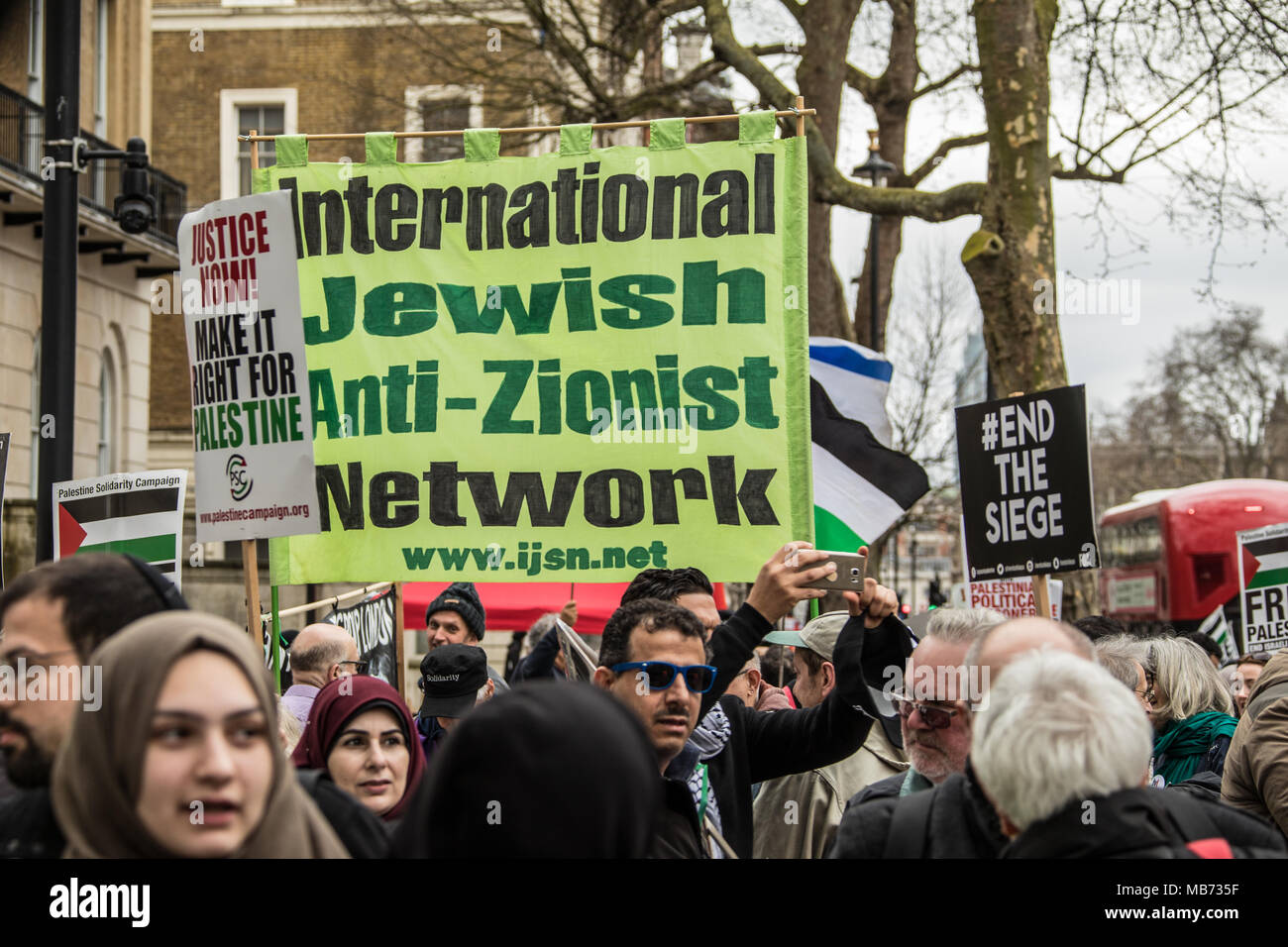 London,UK. 7 avril, 2018. Dans un rallye national, des centaines de recueillir sur Whitehall pour exiger la fin de l'assassinat à Gaza durant la "grande marche du retour". David Rowe/ Alamy Live News Banque D'Images