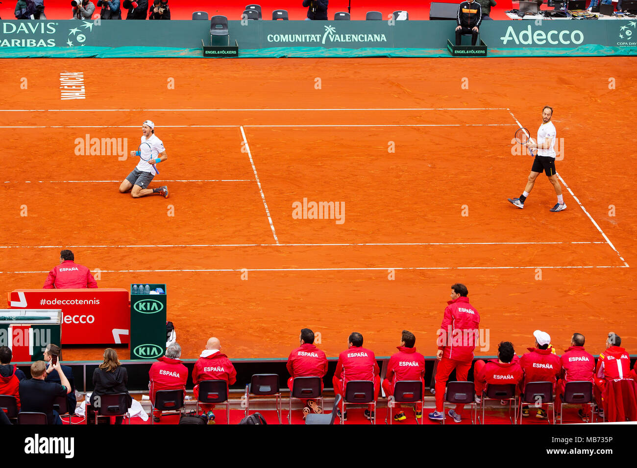 Valence, Espagne. 7 avril, 2018. Le joueur de tennis allemand Jan-Lennard Struff Tim Puetz et applaudir après avoir donné à l'Allemagne un plomb de 2-1 contre l'Espagne grâce à une victoire 5-set contre Feliciano Lopez et Marc Lopez à l'Arène de Valence. Crédit : Frank Molter/Alamy Live News Banque D'Images