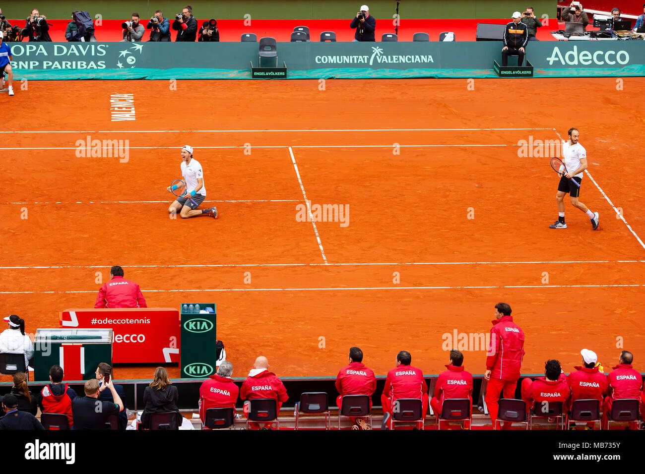 Valence, Espagne. 7 avril, 2018. Le joueur de tennis allemand Jan-Lennard Struff Tim Puetz et applaudir après avoir donné à l'Allemagne un plomb de 2-1 contre l'Espagne grâce à une victoire 5-set contre Feliciano Lopez et Marc Lopez à l'Arène de Valence. Crédit : Frank Molter/Alamy Live News Banque D'Images