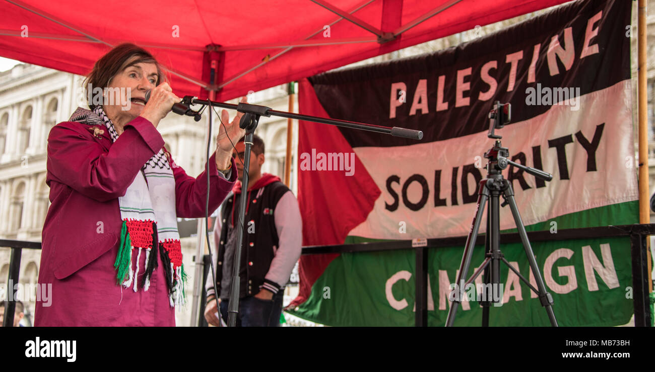 London,UK. 7 avril, 2018. La baronne Jenny Tonge, aborde le rallye comme des centaines de recueillir sur Whitehall pour exiger la fin de l'assassinat à Gaza durant la "grande marche du retour". David Rowe/ Alamy Live News Banque D'Images