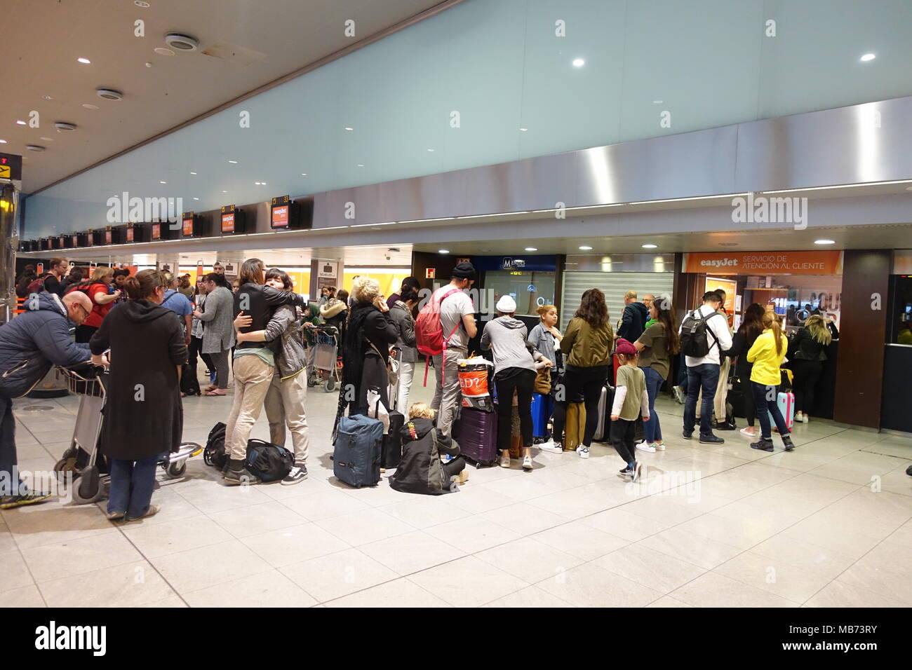 Barcelone, Espagne. 7 avril 2018. Contrôleur de la circulation de l'air cause des grèves en France à annuler les vols EasyJet de l'aéroport de Barcelone à Londres Gatwick provoquant le chaos de voyage pour les familles qui essaient de rentrer chez eux à la fin de leurs vacances. Matthieu Ashmore/Alamy Live News Banque D'Images