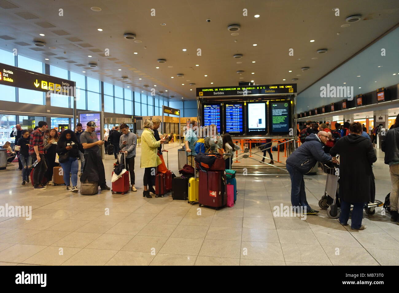 Barcelone, Espagne. 7 avril 2018. Contrôleur de la circulation de l'air cause des grèves en France à annuler les vols EasyJet de l'aéroport de Barcelone à Londres Gatwick provoquant le chaos de voyage pour les familles qui essaient de rentrer chez eux à la fin de leurs vacances. Matthieu Ashmore/Alamy Live News Banque D'Images