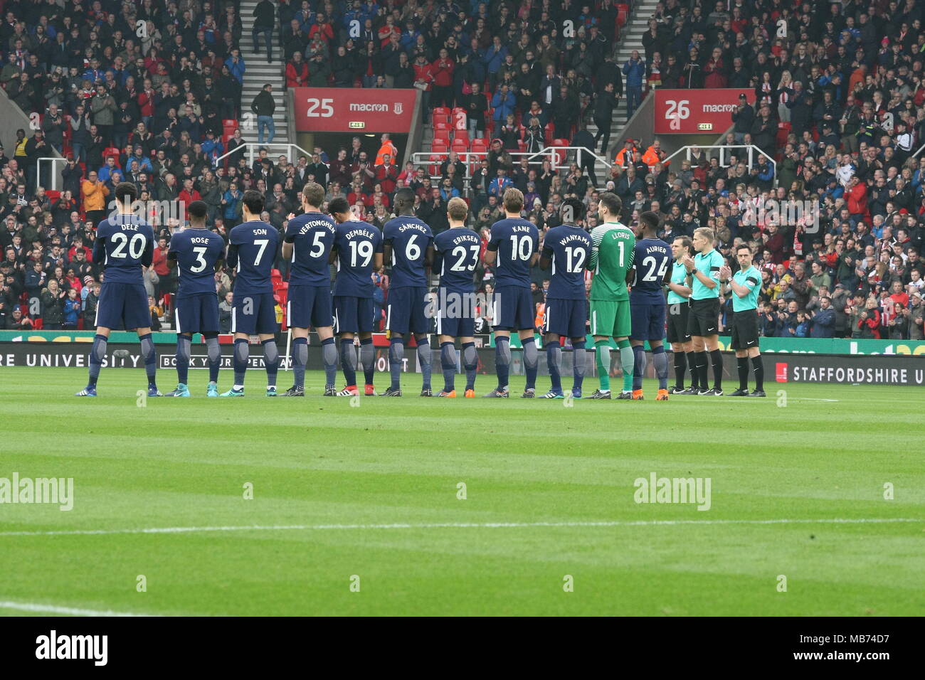 Stoke, UK. 7 avril 2018. Stoke, Staffordshire, Royaume-Uni. 7 avril, 2018. Les joueurs de Tottenham Hotspur réchauffer avant leur victoire sur Stoke City au Bet 365 Stadium. Une minute de reconnaissance a lieu pour l'ancien capitaine de l'Angleterre Ray Wilkins, décédé cette semaine. Crédit : Simon Newbury/Alamy Live News Banque D'Images