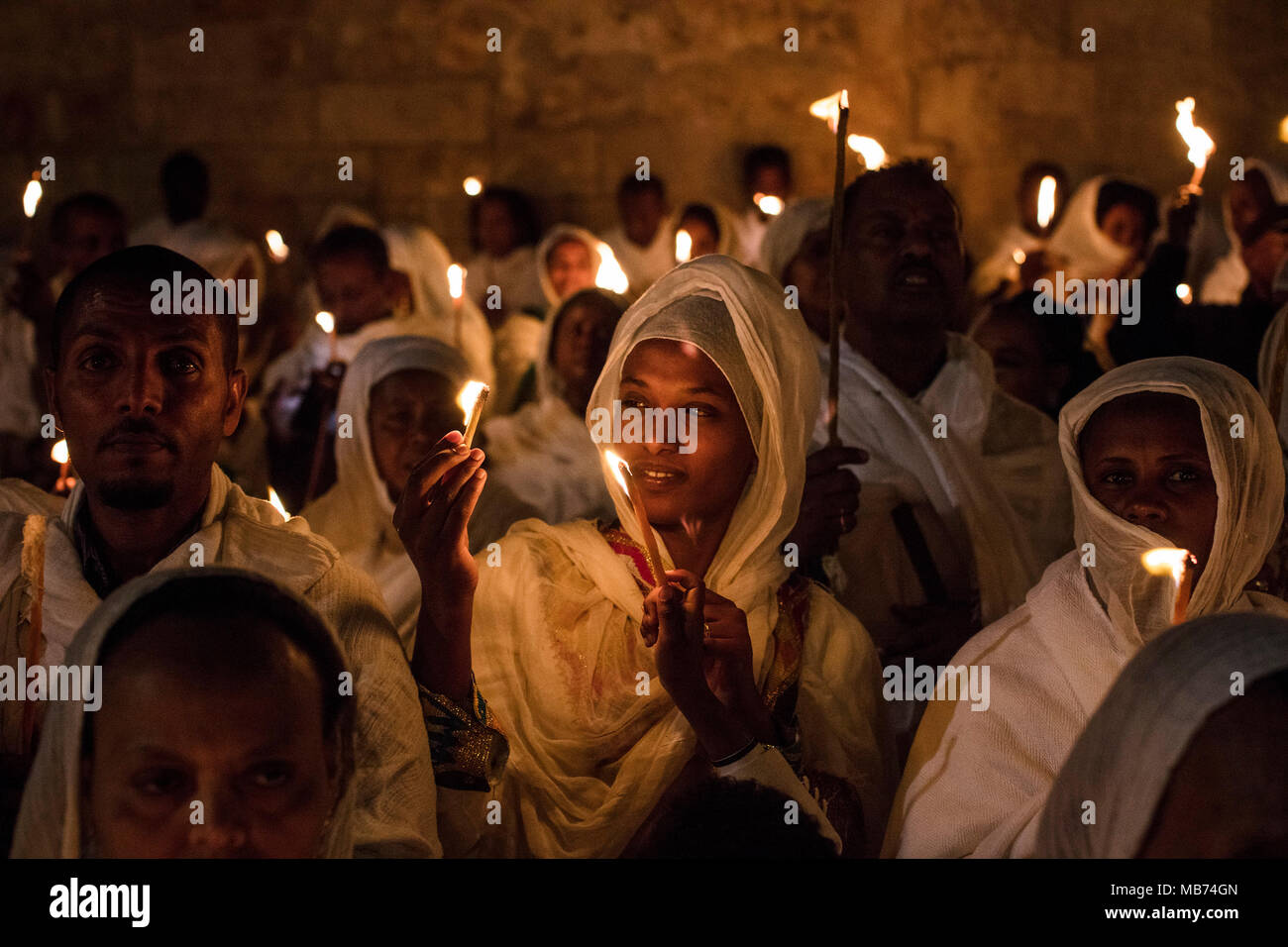 Fidèles orthodoxe éthiopienne durant la cérémonie du feu sacré à la section éthiopienne de l'église du Saint-Sépulcre dans la vieille ville de Jérusalem 07 avril 2018. L'ancien rituel du feu célèbre la résurrection du Messie après avoir été crucifié sur la croix. Photo : Ilia Efimovitch/dpa Banque D'Images