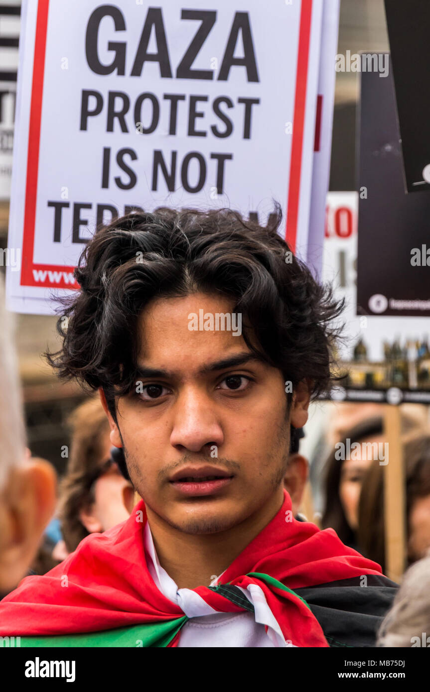 7 avril 2018 - Londres, Royaume-Uni. 7 avril 2018. Une manifestation à Downing St comdemns le tournage par des snipers israéliens des manifestants palestiniens non armés pacifique sur le premier jour d'une manifestation pacifique, la grande marche du retour, au mur de séparation à Gaza le jour de la terre, 30 mars. Live fire par les Israéliens tués et 17 blessés plus de 750. Neuf autres palestiniens, dont un journaliste, ont été tués hier et 1 350 blessés, environ 400 par live fire, avec environ 25 dans un état critique. Il y avait de nombreux discours condamnant les tirs israéliens, appelant à mettre fin au siège de Gaza et pour Banque D'Images