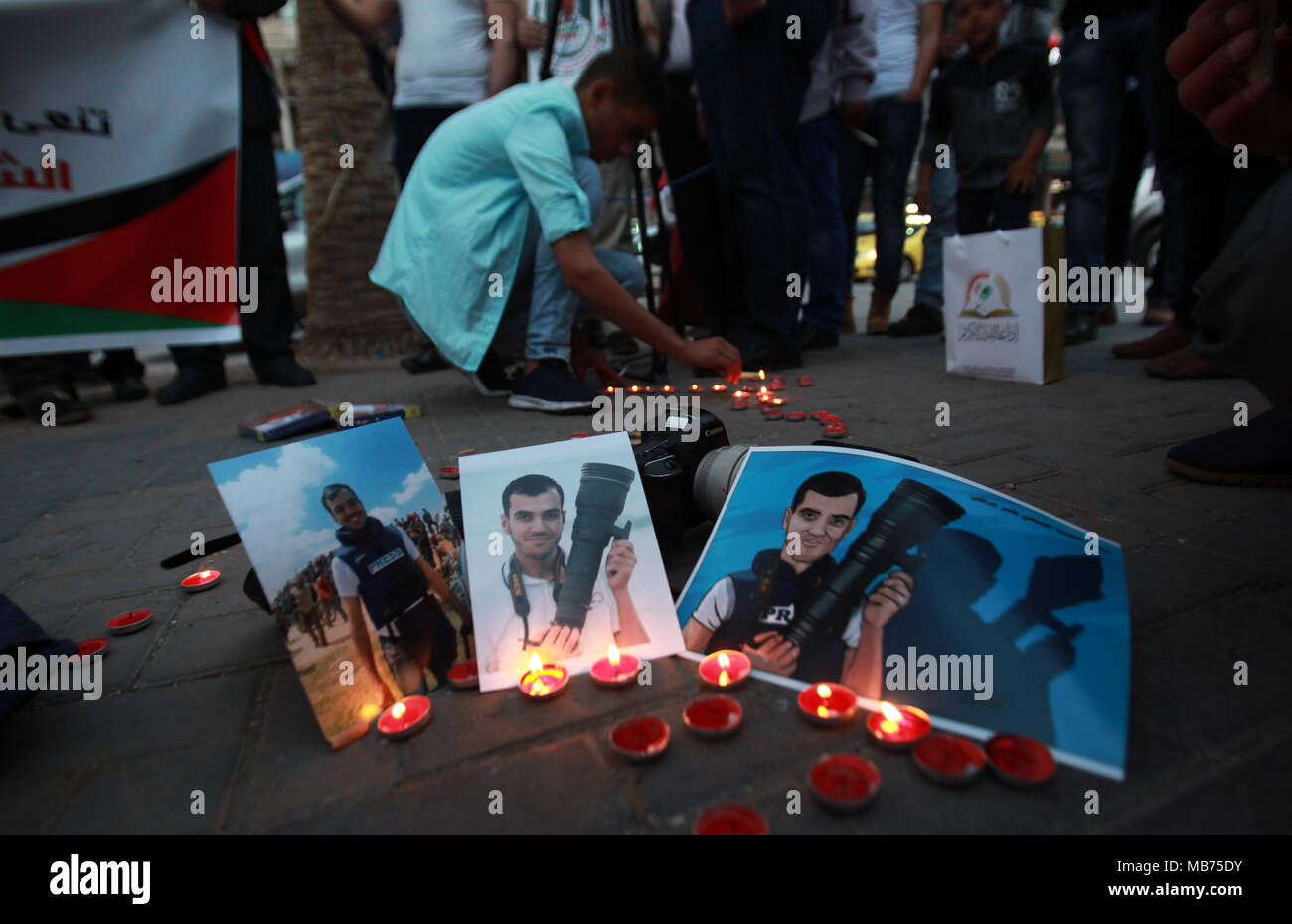 Naplouse. Apr 7, 2018. Les journalistes palestiniens allument des bougies autour de photos du journaliste palestinien Yasser Murtaga dans la ville cisjordanienne de Naplouse, le 7 avril 2018. Yasser Murtaga, 30 ans, journaliste, a été couvrant les manifestations à l'est de Khan Younis région lorsqu'il a été habitué et est décédé plus tard de sa blessure. Credit : Nidal Eshtayeh/Xinhua/Alamy Live News Banque D'Images