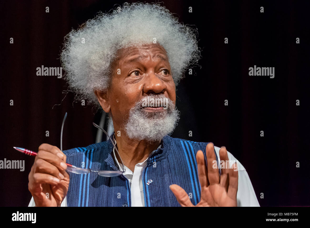 Venise, Italie. 7 avril, 2018. Nigerian Wole Soyinka dramaturge, poète et essayiste. Il a reçu le Prix Nobel de littérature 1986, le premier Africain à être à l'honneur dans cette catégorie. Assiste à un photocall lors Incroci di Civiltà Festival International de littérature le 7 avril 2018 à Venise, Italie.© Stefano Mazzola/éveil/Alamy Live News Banque D'Images