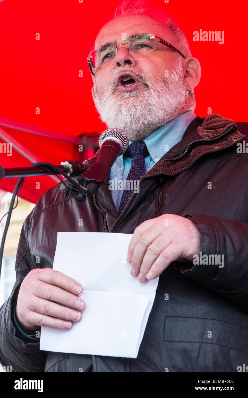 Londres, Royaume-Uni. 7 avril, 2018. Francie Molloy, le Sinn Fein abstentionniste MP pour le milieu de l'Ulster, adresses des centaines de personnes lors d'un rassemblement à l'extérieur de Downing Street, à la solidarité avec les Palestiniens participant à la grande marche du retour à Gaza et pour protester contre l'assassinat par des snipers israéliens d'utiliser des munitions d'au moins 27 Palestiniens non armés et la blessure de centaines d'autres. Credit : Mark Kerrison/Alamy Live News Banque D'Images