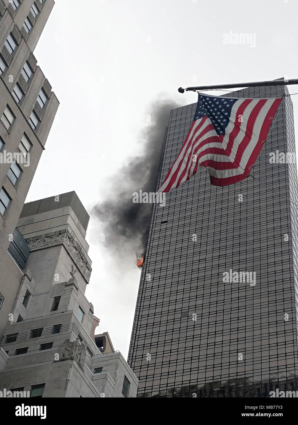 New York City, USA. 7 avril, 2018. Buring incendie dans la Trump Tower sur la Cinquième Avenue à Manhattan, New York City, 72018 Sathurday ; Crédit : Nino/Marcutti Alamy Live News Banque D'Images
