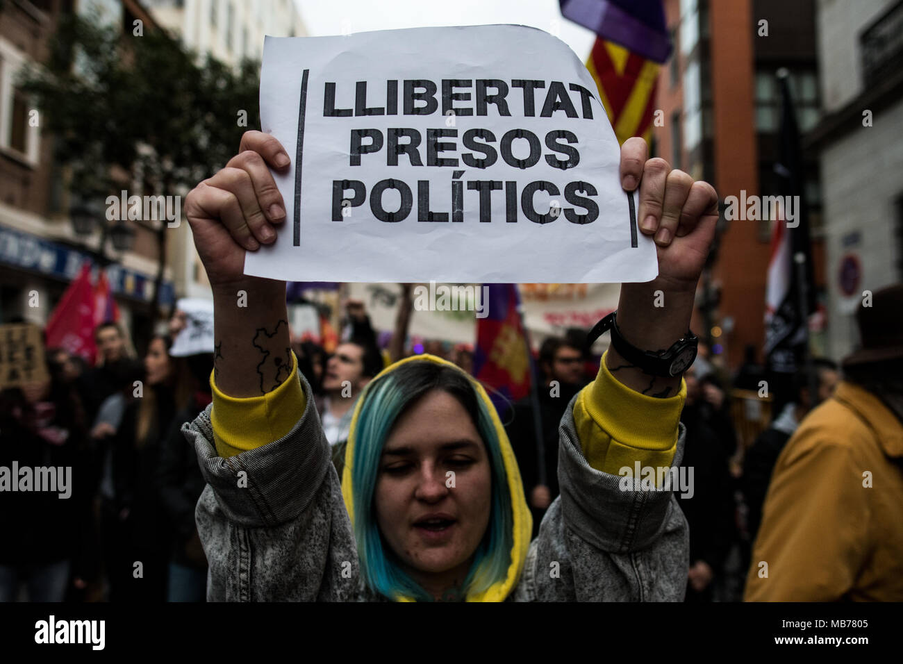 Madrid, Espagne. Apr 7, 2018. Une femme portant une pancarte qui dit "la liberté des prisonniers politiques exigeant la libération des dirigeants emprisonnés de l'indépendance pro catalan au cours d'une manifestation à Madrid, Espagne. Credit : Marcos del Mazo/Alamy Live News Banque D'Images