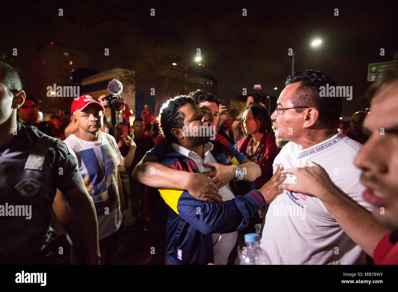 SÃO PAULO, SP - 07.04.2018 : MOVIMENTAÇÃO AEROPORTO DE CONGONHAS - manifestants contre l'arrestation de l'ancien Président Lula lutte les uns les autres en face de l'aéroport de Congonhas à où l'homme politique ne serait prise et ensuite à Curitiba. La nuit de ce samedi (07). (Photo : Bruno Rocha/Fotoarena) Banque D'Images