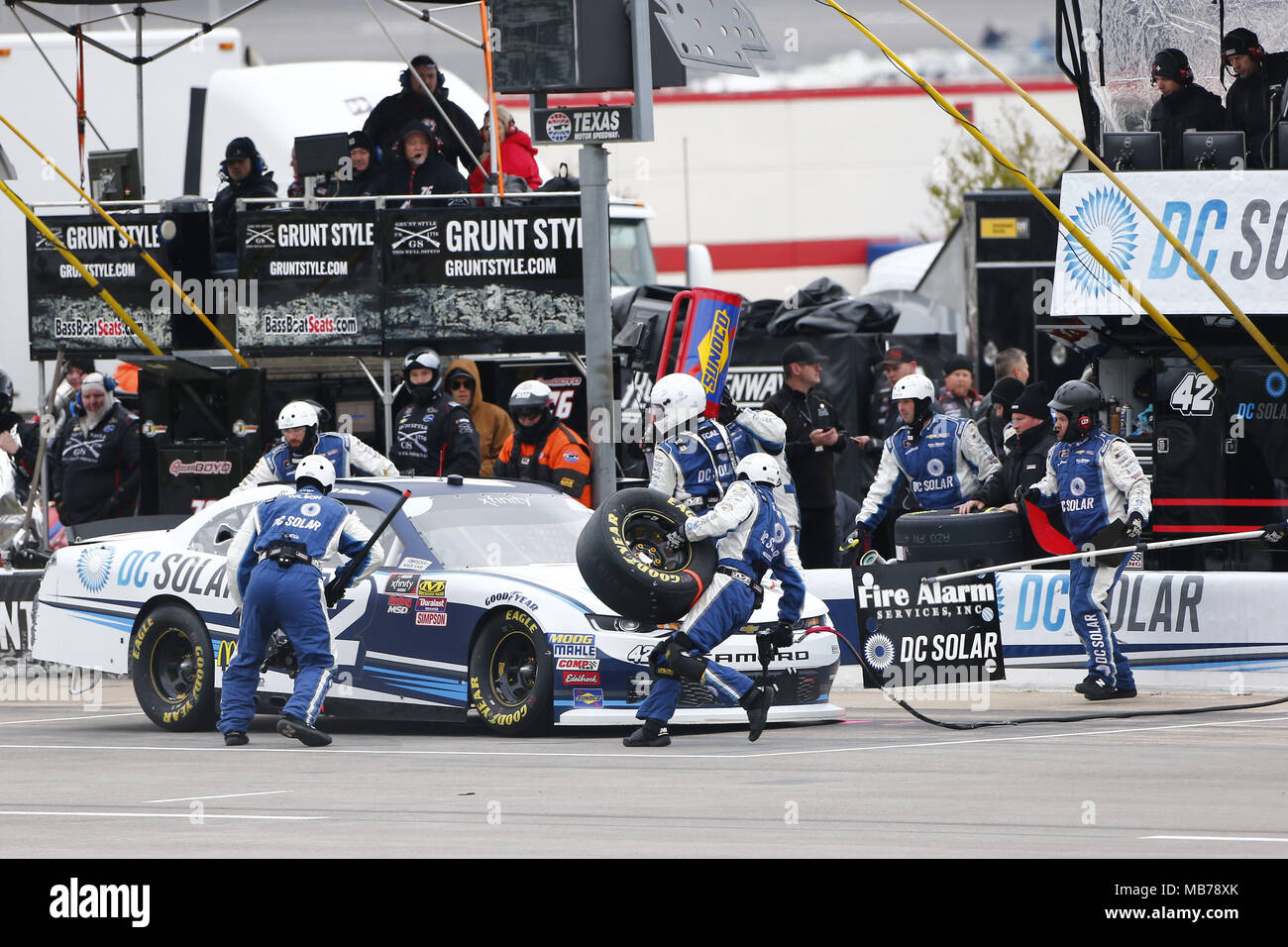 Ft. Worth, Texas, USA. Apr 7, 2018. Le 07 avril 2018 - Ft. Worth, Texas, USA : Jamie McMurray (42) fait un pit stop pour le MON 300 Solutions bariatriques au Texas Motor Speedway à Ft. Worth, Texas. Crédit : Stephen A. Arce/ASP/ZUMA/Alamy Fil Live News Banque D'Images