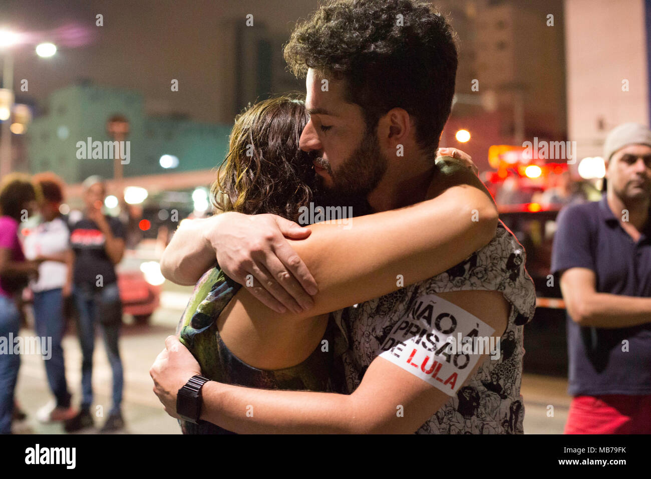 SÃO PAULO, SP - 07.04.2018 : MOVIMENTAÇÃO AEROPORTO DE CONGONHAS - Couple après le décollage de l'avion qui a pris l'ex-Président Lula à Curitiba, le samedi soir (07) à l'aéroport Congonhas. (Photo : Bruno Rocha/Fotoarena) Banque D'Images