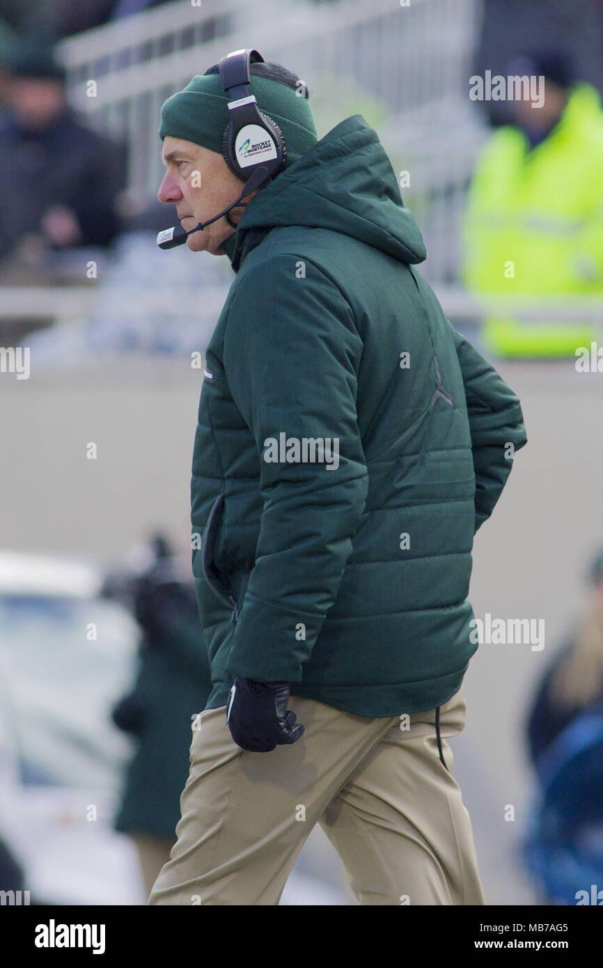 East Lansing, Michigan, USA. Déc 20, 2017. L'entraîneur-chef de l'État du Michigan MARK DANTONIO regarde son équipe pendant le printemps de l'État du Michigan au jeu Spartan Stadium à East Lansing au Michigan. Crédit : Scott/Mapes ZUMA Wire/Alamy Live News Banque D'Images