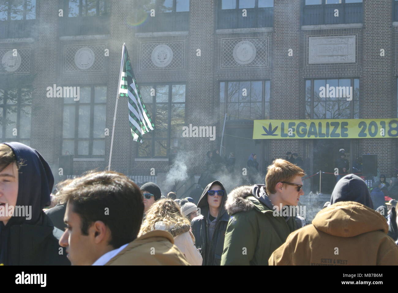 Ann Arbor, Michigan, USA. 7 avril 2018. La fumée de la marijuana sur la légalisation de la marijuana et les partisans du drapeau de la liberté à la 47e événement annuel Hash Bash. Crédit, Jeffrey Wickett/Alamy Live News. Banque D'Images